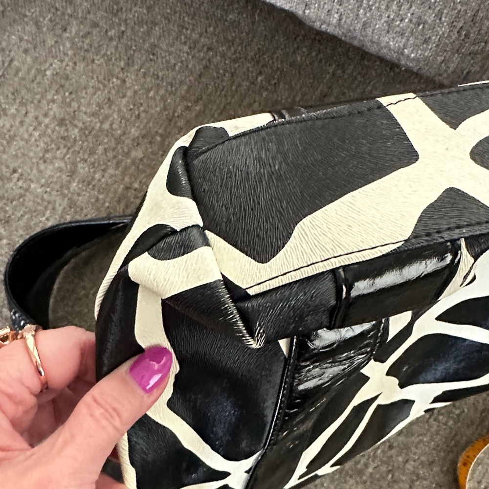 Stylish Black and White Tote Bag - Picture 11 of 16